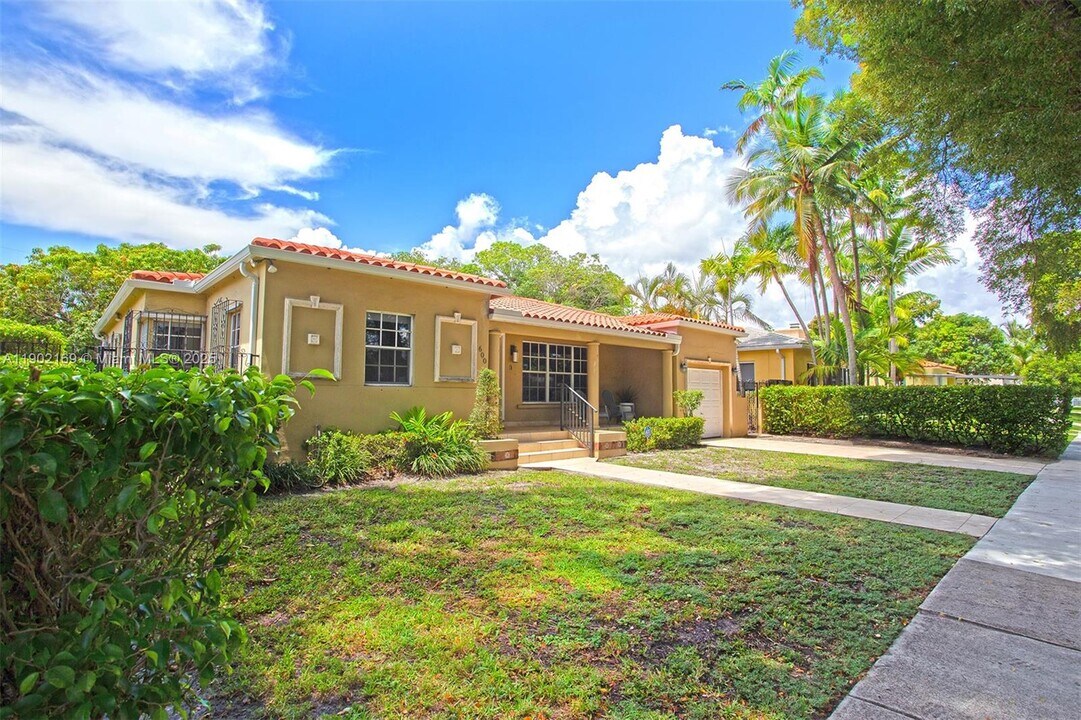 600 SW 25th Rd in Miami, FL - Foto de edificio