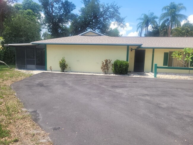 23 Crescent Lake Dr in North Fort Myers, FL - Foto de edificio - Building Photo