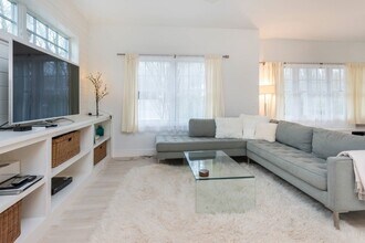 21 Richards Dr in Sag Harbor, NY - Building Photo - Building Photo