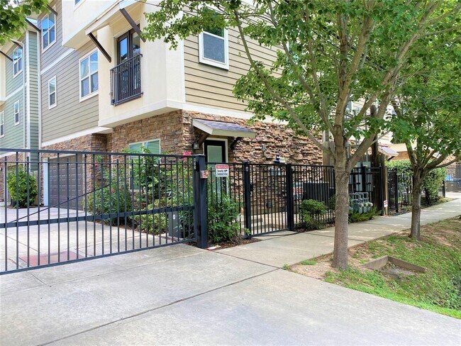 933 W 24th St