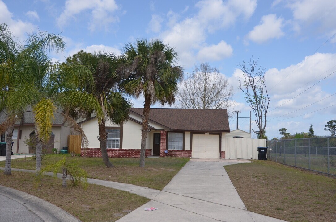 1316 Holly Springs Cir in Orlando, FL - Foto de edificio