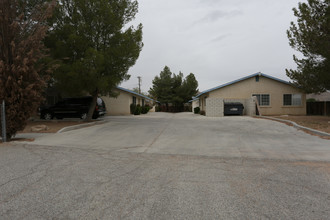 15512 Kiamichi Rd in Apple Valley, CA - Building Photo - Building Photo