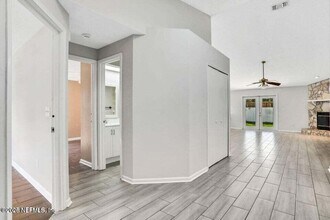 7318 Amandas Crossing Dr S in Jacksonville, FL - Foto de edificio - Building Photo