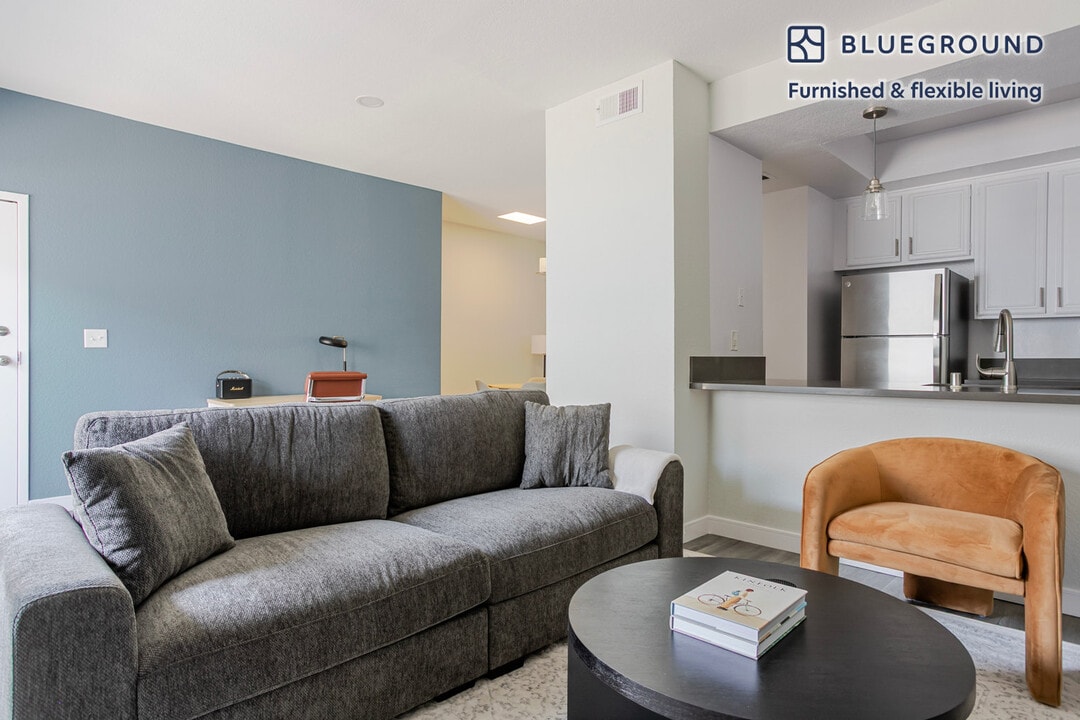 711 N Sweetzer Ave in Los Angeles, CA - Foto de edificio