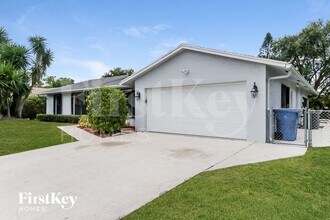 395 La Mancha Ave in Royal Palm Beach, FL - Building Photo - Building Photo