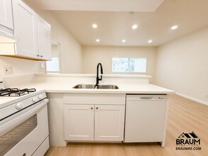 11459 Collins St in Los Angeles, CA - Foto de edificio - Building Photo