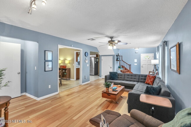 1645 Westwind Dr in Jacksonville Beach, FL - Foto de edificio - Building Photo