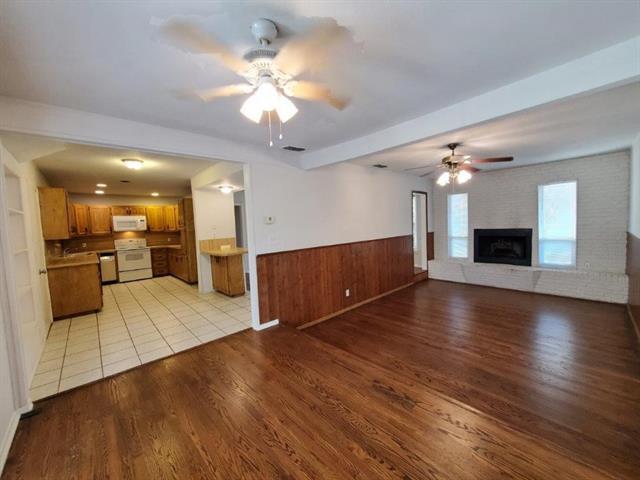 124 Cedar St in Hurst, TX - Foto de edificio - Building Photo