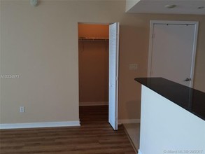 325 Biscayne Blvd in Miami, FL - Foto de edificio - Building Photo