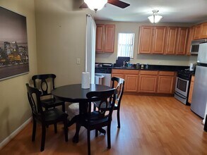 116 Gant Cir, Unit H in Streamwood, IL - Foto de edificio - Building Photo