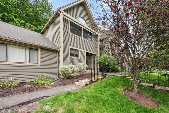 3 Rivermead in Avon, CT - Building Photo - Building Photo