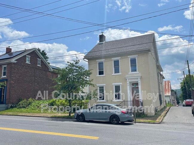 property at 122 E Goepp St