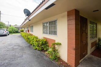 4020 Riverside Dr in Coral Springs, FL - Building Photo - Building Photo