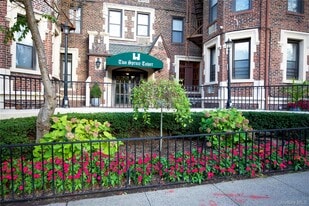 2 Spruce St in Great Neck, NY - Building Photo