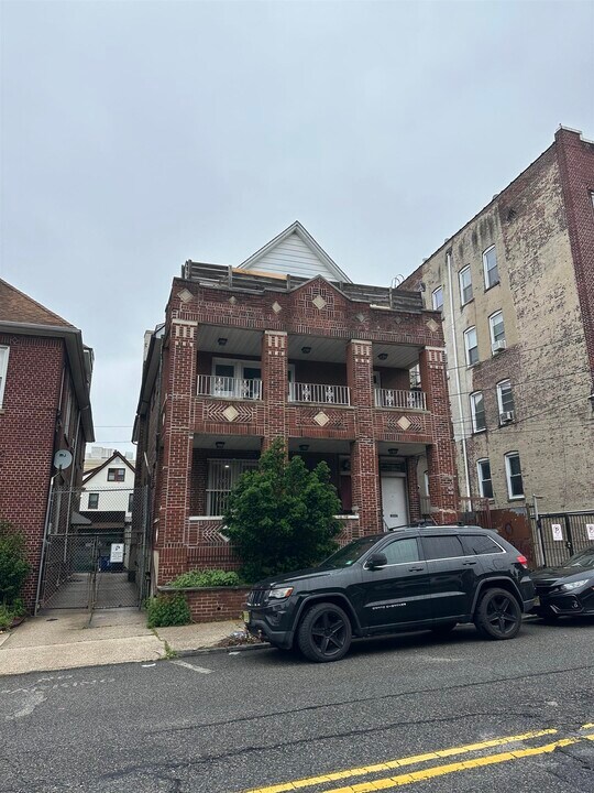 292 Stegman Pkwy in Jersey City, NJ - Building Photo