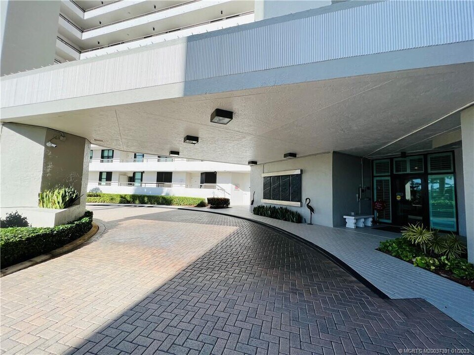 8880 S Ocean Dr in Jensen Beach, FL - Foto de edificio
