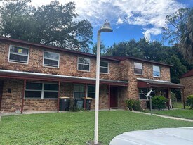 1100 Ellis Rd S in Jacksonville, FL - Building Photo