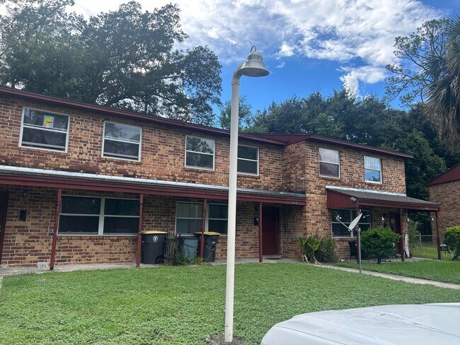 property at 1100 Ellis Rd S