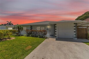 806 NE 4th St in Hallandale Beach, FL - Building Photo