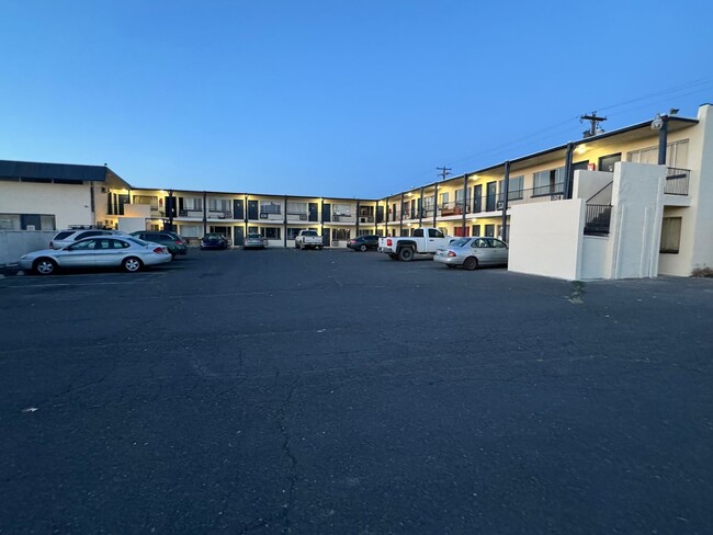 property at 905 W Broadway Ave
