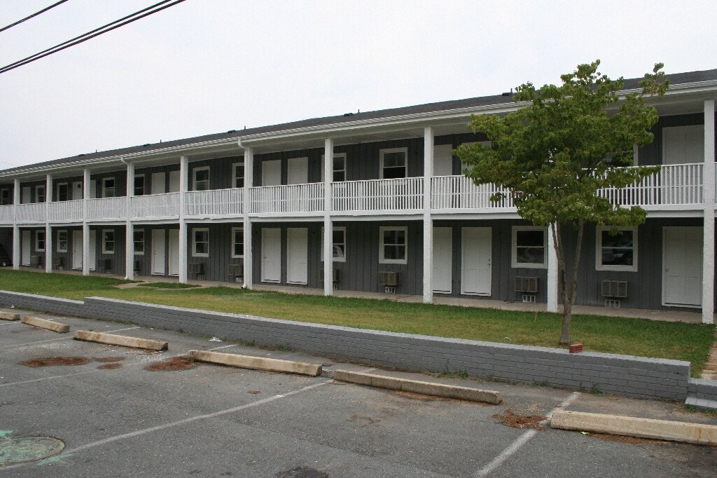 Regent Manor in Winston-Salem, NC - Building Photo