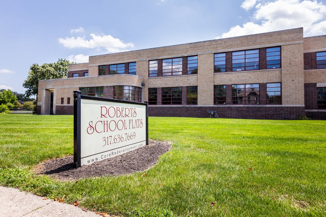 Roberts School Flats in Indianapolis, IN - Foto de edificio