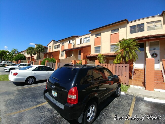 9905 NW 9th Street Cir in Miami, FL - Building Photo - Building Photo