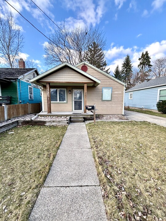 317 Douglas Ave in Lansing, MI - Building Photo