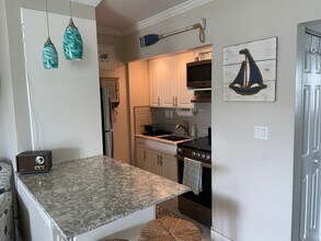 240 N Collier Blvd in Marco Island, FL - Foto de edificio - Building Photo