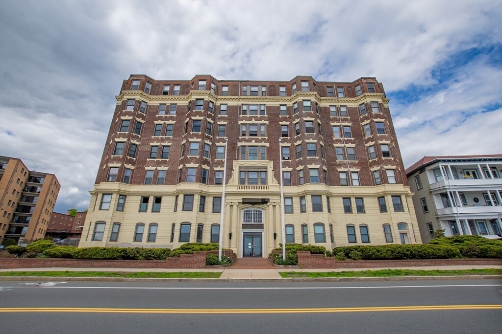 285 Lynn Shore Dr in Lynn, MA - Building Photo