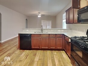 306 Lazy Pine Ct, Unit 19F in Conroe, TX - Foto de edificio - Building Photo