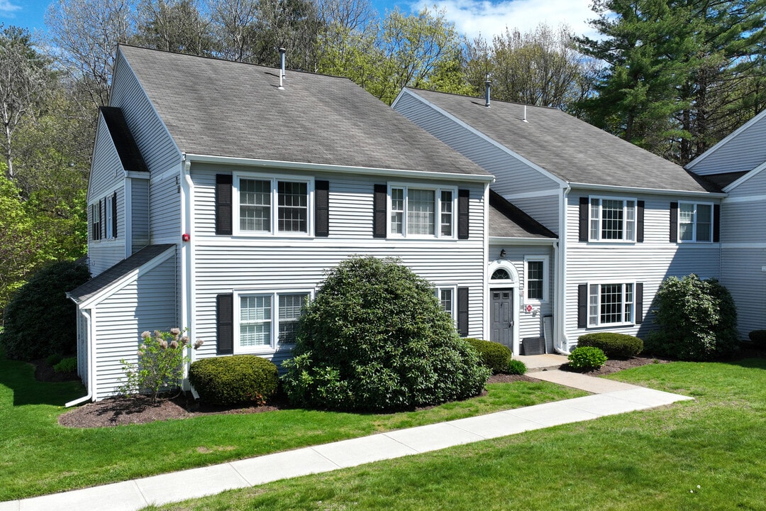 50 Brookside Dr in Exeter, NH - Foto de edificio