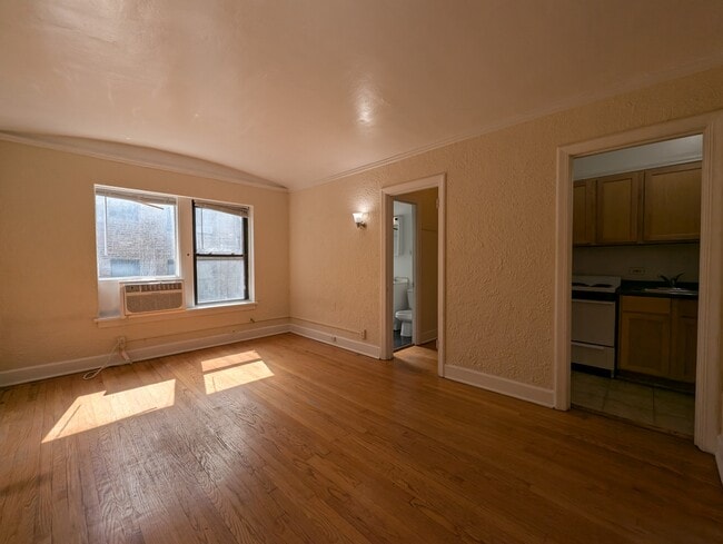 556 W Arlington Pl, Unit 216 in Chicago, IL - Foto de edificio - Building Photo