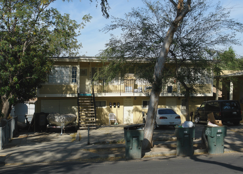 303-309 E Main St in Corona, CA - Building Photo