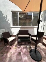 18555 Collins St in Los Angeles, CA - Building Photo