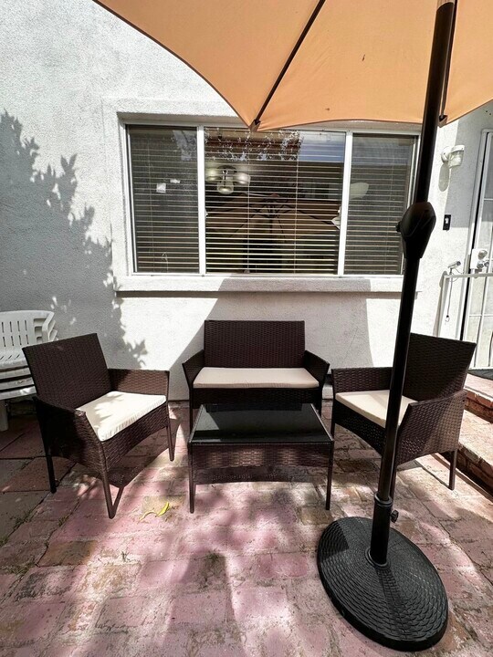 18555 Collins St in Los Angeles, CA - Building Photo