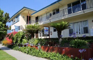 402 Montana Ave in Santa Monica, CA - Building Photo