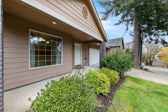 790 Hillcrest Dr NW in Salem, OR - Foto de edificio - Building Photo