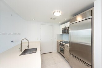 1300 Brickell Bay Dr in Miami, FL - Building Photo - Building Photo