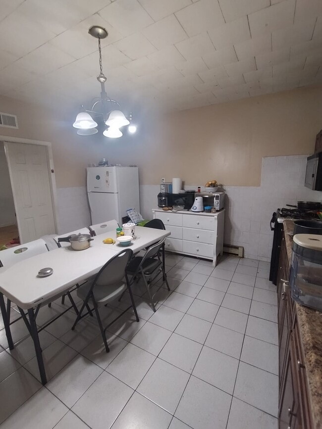 28 Harrison Ave, Unit 2nd floor in Harrison, NJ - Building Photo - Building Photo