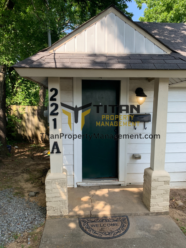 221A Magnolia St-Unit -A in Benton, AR - Foto de edificio - Building Photo
