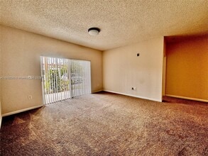 6968 SW 39th St in Davie, FL - Building Photo - Building Photo