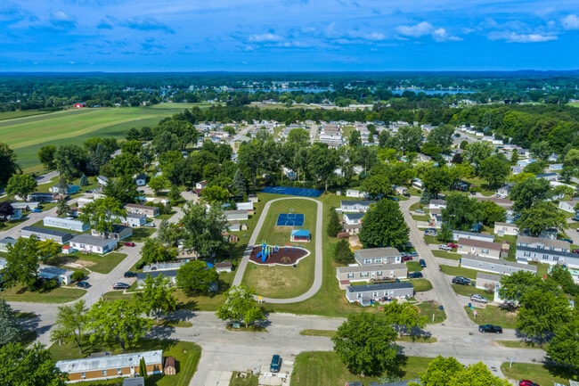 892 Calla Lilly Ln in Traverse City, MI - Foto de edificio - Building Photo