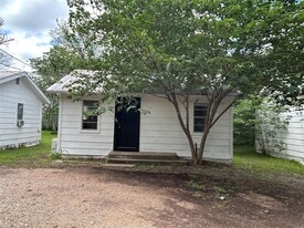 1107 Pine St in Bastrop, TX - Building Photo