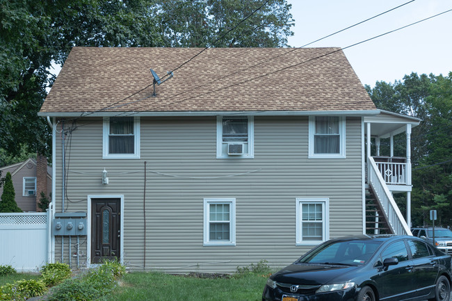 2 Family Investment in Glen Head, NY - Foto de edificio - Building Photo