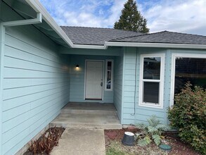 2253 Ridge Way in Medford, OR - Building Photo - Building Photo