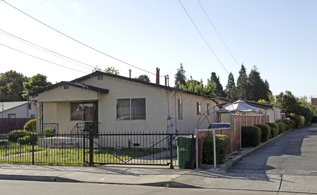 211-219 Alden Rd in Hayward, CA - Building Photo - Building Photo