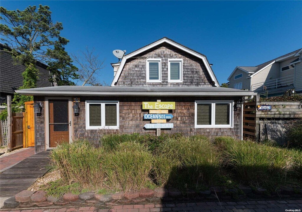 289 Cottage Walk in Islip, NY - Building Photo