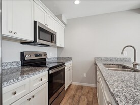 7068 Crosvik Ct in Peosta, IA - Building Photo