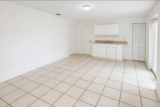 3292 SW 24th St in Miami, FL - Building Photo - Building Photo